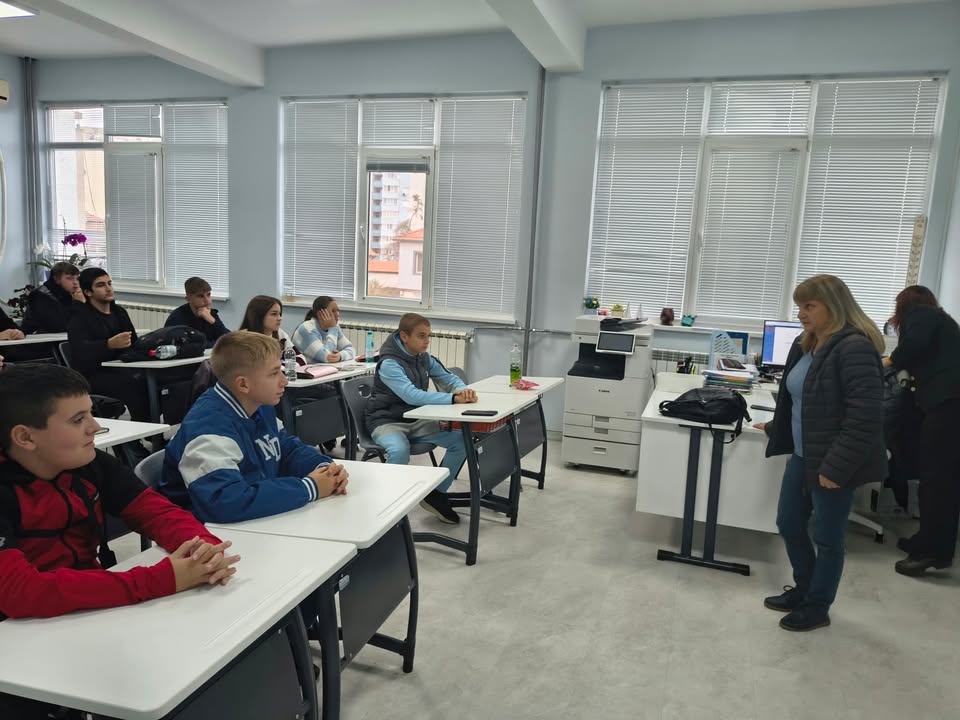 858112725_122194536752889599_8051343911485908495_n Превенция на радикализацията на малолетни и непълнолетни На 23 октомври 2026 г. в часа на класа учениците от VIII клас имаха среща с представители на Детска педагогическа стая, посветена на актуалната и значима тема „Превенция на радикализацията на малолетни и непълнолетни“. Инициативата се реализира в рамките на Националната програма „Работа на полицията в училищата“ и има за цел да повиши информираността на учениците относно рисковете, свързани с радикализацията, както и да насърчи изграждането на отговорно поведение и активна гражданска позиция. По време на срещата гостите запознаха учениците с факторите, които могат да повлияят върху формирането на крайни възгледи и нагласи сред младите хора. Акцент беше поставен върху влиянието на социалната среда, интернет пространството и социалните мрежи, както и върху необходимостта от критично мислене и отговорно поведение. В хода на дискусията учениците имаха възможност да споделят мнения, да задават въпроси и да обсъдят начини за разпознаване на рискови ситуации. Подчертано беше значението на толерантността, уважението към различията, мирното разрешаване на конфликти и своевременното търсене на помощ от родители, учители и компетентни специалисти. Срещата допринесе за повишаване на информираността на учениците и за изграждането на умения за отговорно поведение, критична преценка и противодействие на негативните влияния. Превенцията започва със знание, диалог и лична отговорност!