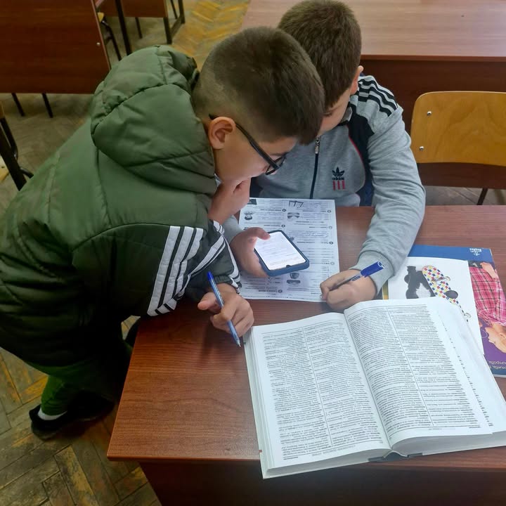 📱📖 С технологии в света на думите

Колко значения може да се крият в една дума? А как да открием точното? 🔎📜📃📒

Днес учениците от 5. клас…
